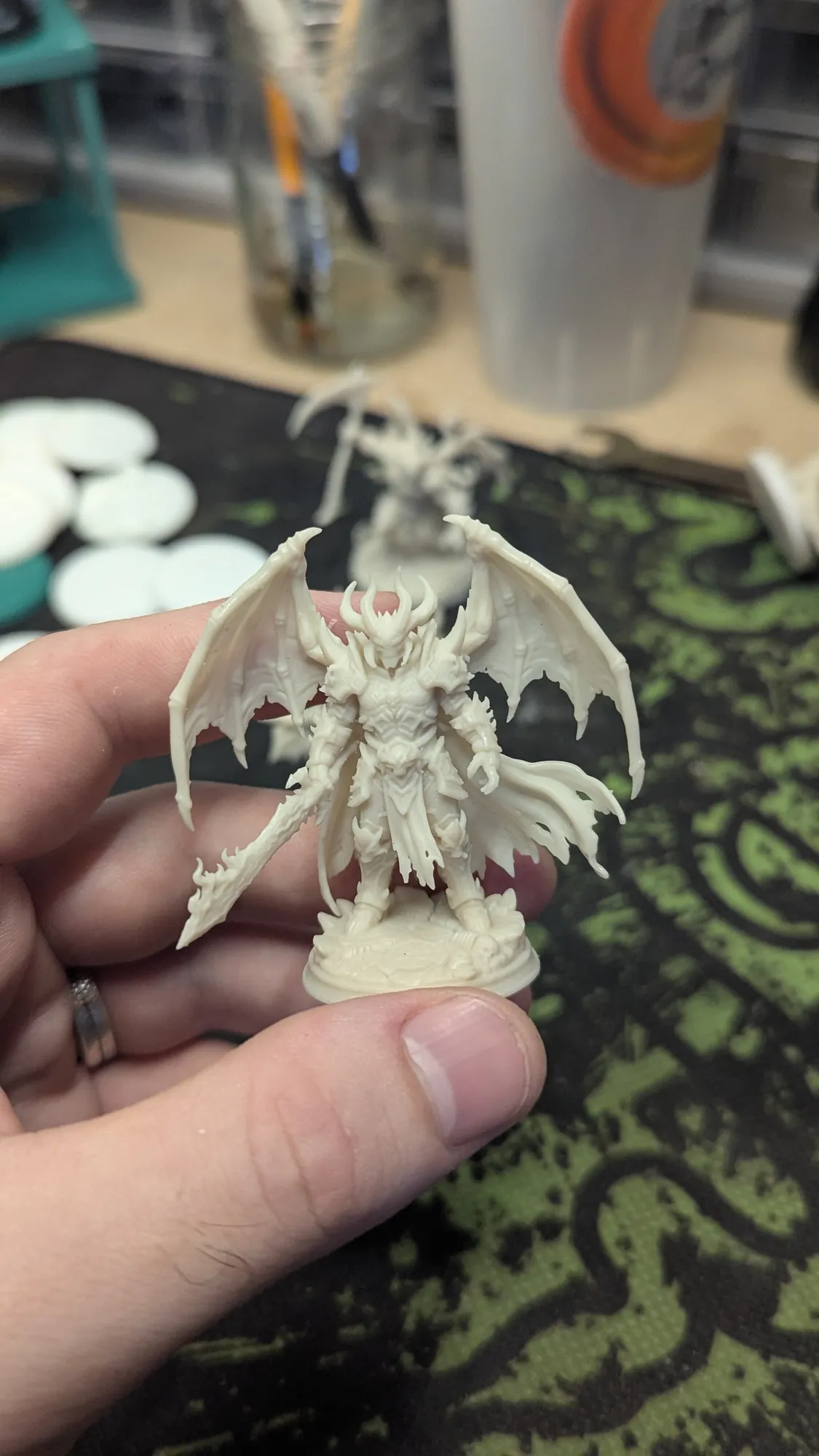 Figurine Demonlord Azgorath en résine après lavage et polymérisation UV, en cours de ponçage des points de support